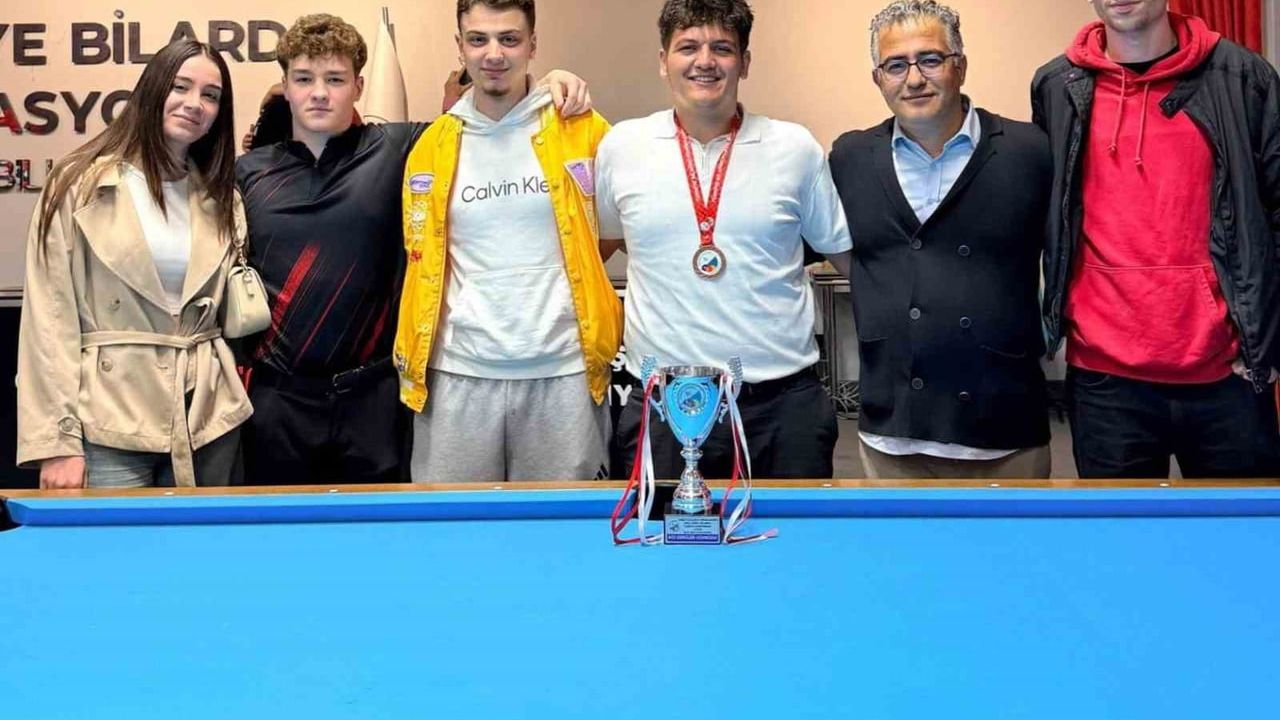 Bayburtlu milli bilardocu Ahmet Efekan Karaaslan, 2026 Pool Bilardo Türkiye Şampiyonası U-23'te üçüncü oldu