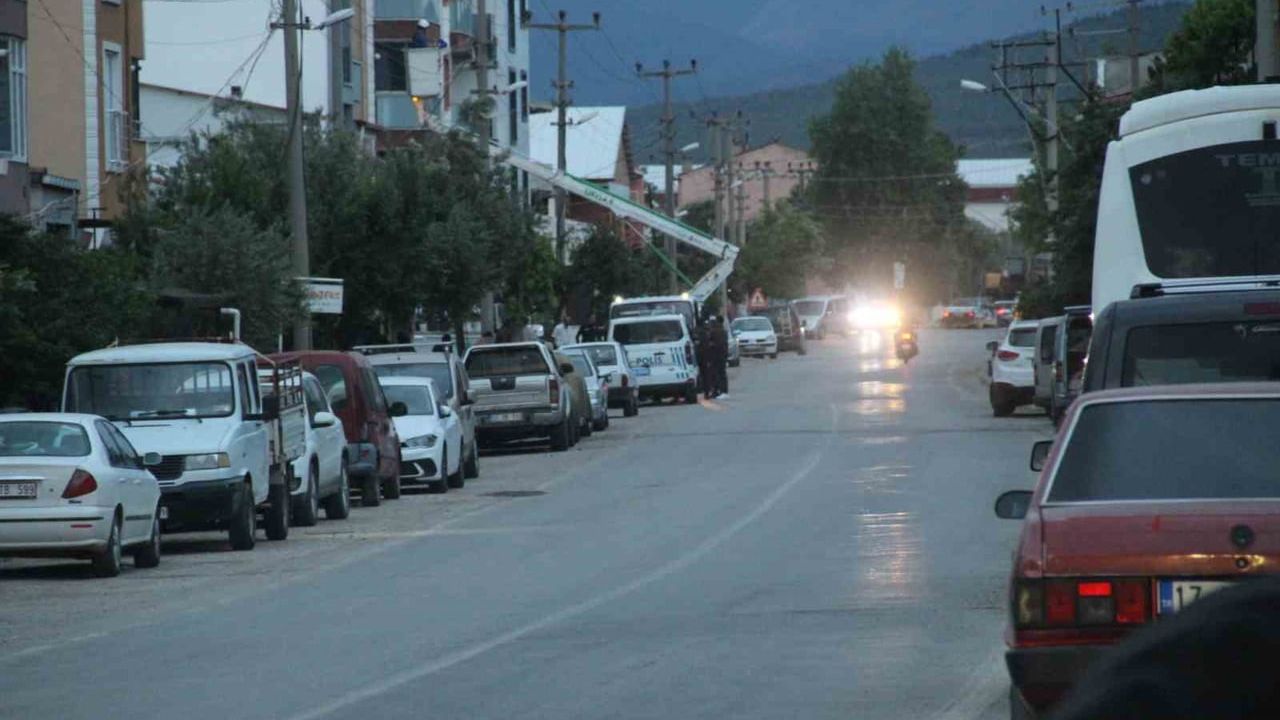 Bayramiç'te inşatta profil borunun elektrik tellerine değmesi sonucu işçi ağır yaralandı