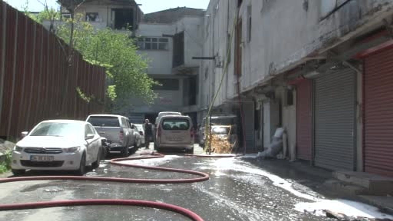 Bayrampaşa'da plastik üretim yapılan 2 katlı iş yerinde yangın: bina kullanılamaz hale geldi