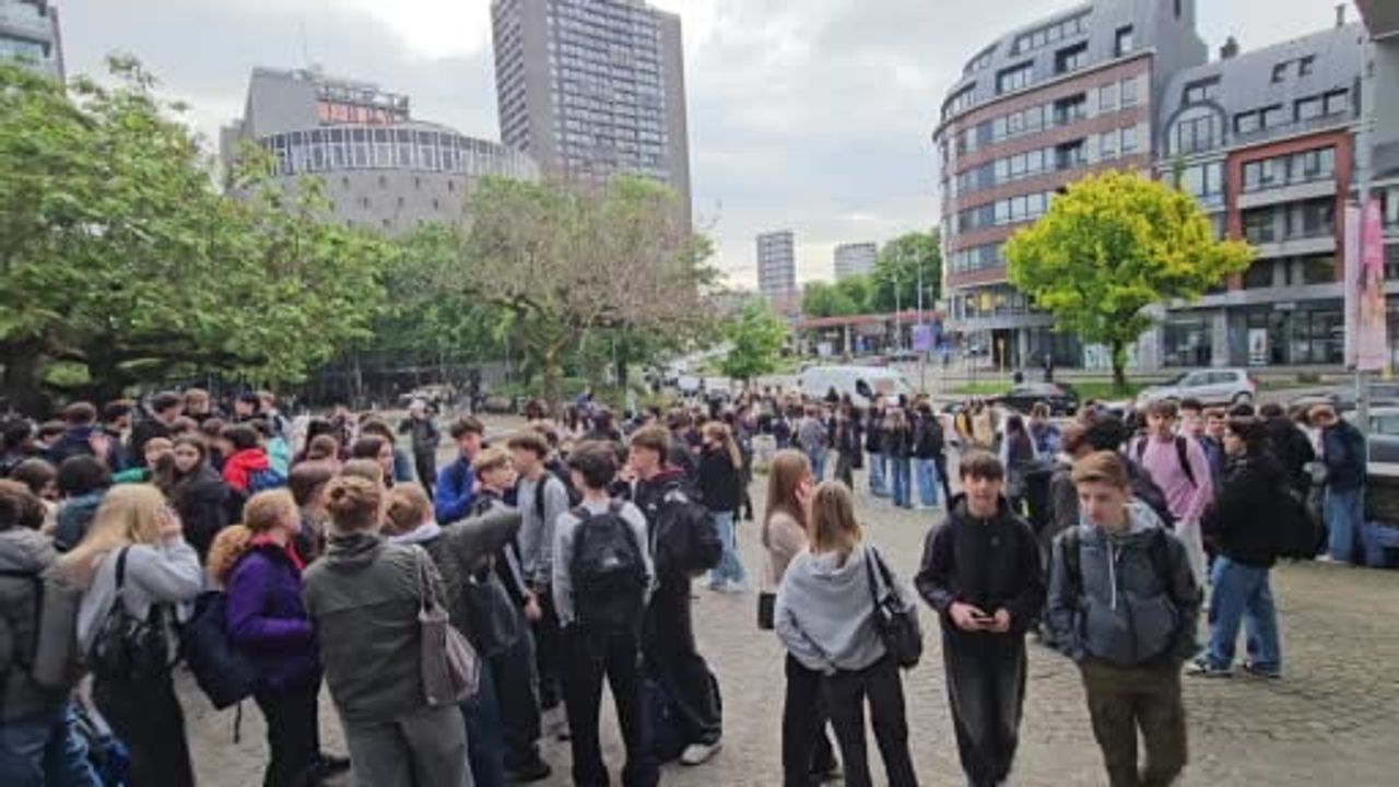 Belçika'da öğretmen grevi: Valonya-Brüksel'de okullara barikat kuruldu