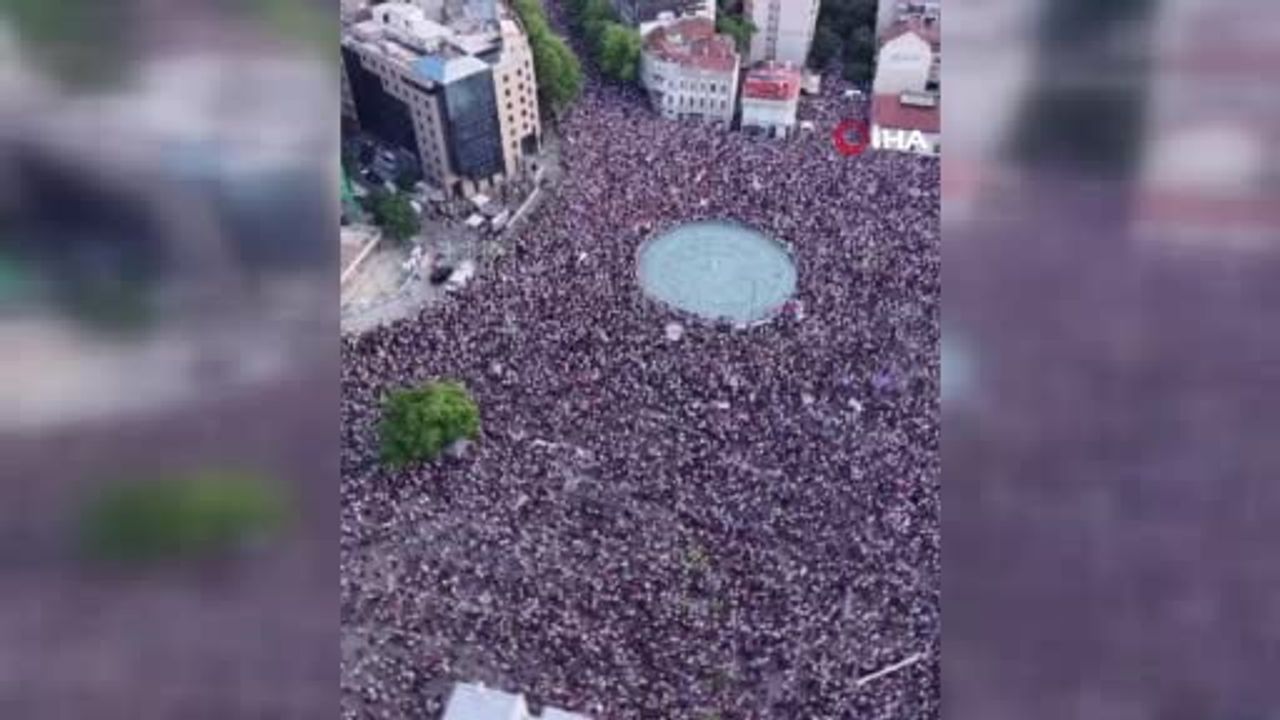 Belgrad'ta Öğrenci Protestoları: Vucic Karşıtı Gösteride Polisle Çatışma