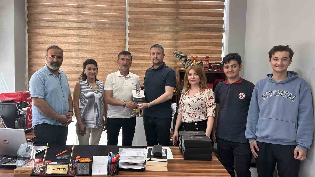 Bergama’da 'Türkçe Bir Markadır' projesiyle Türkçe isimli işletelere teşekkür plaketi verildi