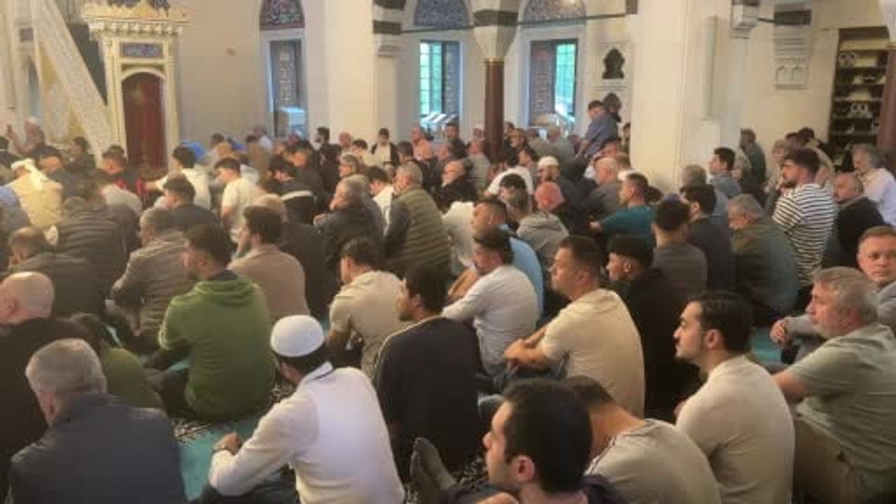 Berlin'de Müslümanlar Kurban Bayramı Namazını Şehitlik Camisi'nde Kıldı