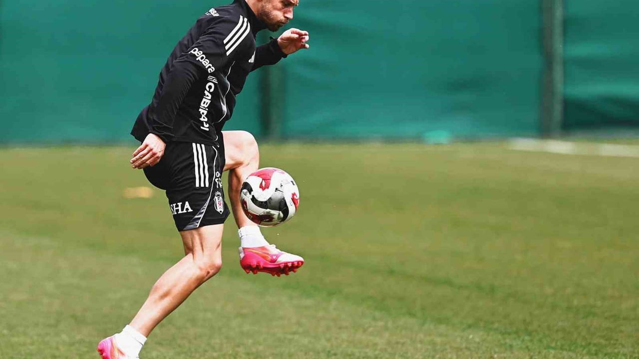 Beşiktaş, Çaykur Rizespor maçı öncesi Nevzat Demir Tesisleri'nde teknik ve kondisyon çalıştı