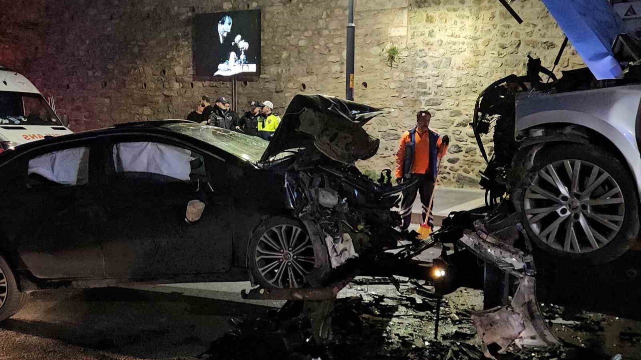 Beşiktaş'ta Çırağan Caddesi'nde İki Otomobilin Çarpışması: 9 Yaralı, 4 Kişi Araçta Sıkıştı