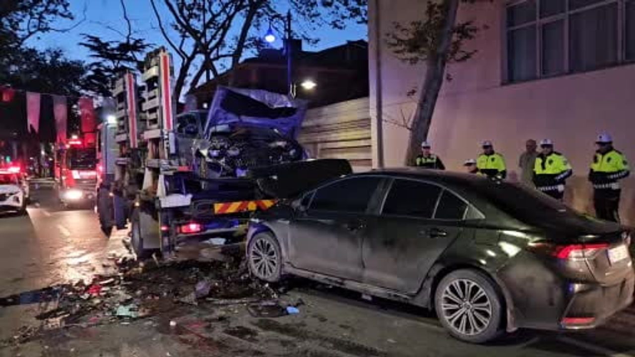 Beşiktaş’ta iki otomobilin çarpıştığı kazada 9 yaralı, 1 kişi yaşamını yitirdi