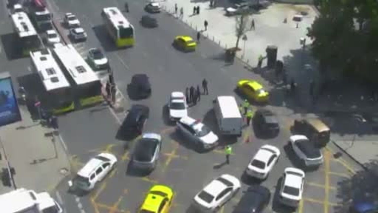 Beşiktaş'ta ticari aracın çarptığı Trafik Denetleme polisi ağır yaralandı