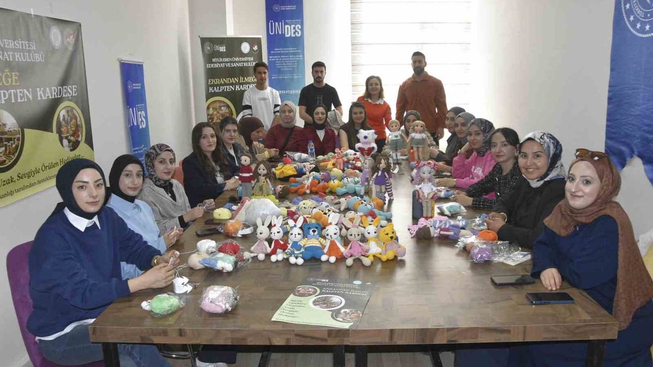 BEÜ öğrencilerinden ÜNİDES projesi: Amigurumi bebekler Diyarbakır onkoloji servisindeki çocuklara