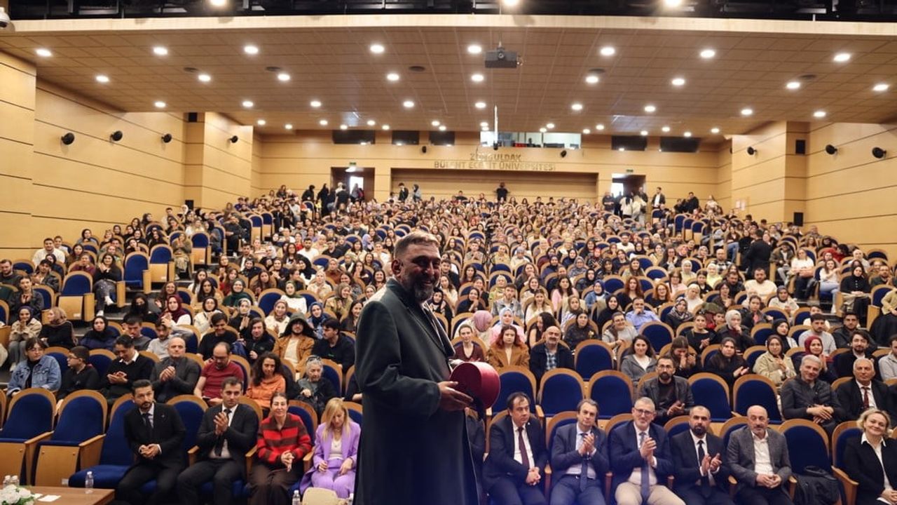 BEUN'de 'Firavunla Yüz Yüze' sahnelendi — Mehmet Akif'in mirası tiyatroya taşındı