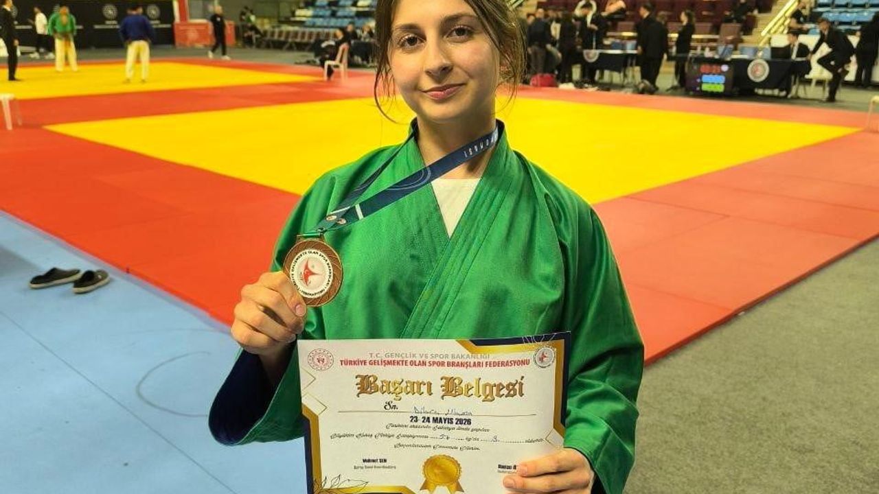 BEUN'lü Dilara Ulama, Sakarya'da Kuraş Türkiye Şampiyonası 57 kg'de Türkiye üçüncüsü