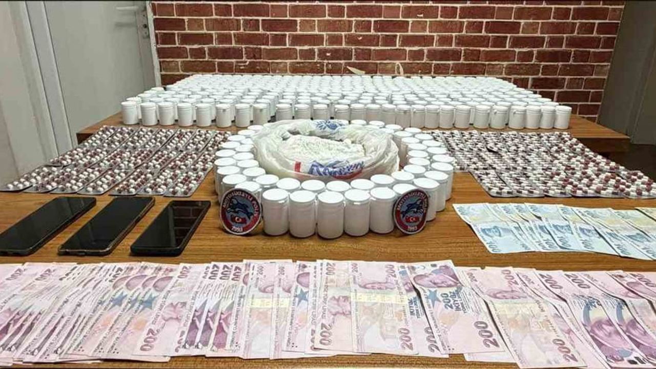 Beyoğlu’nda uyuşturucu operasyonu: 23 bin 600 sentetik hap ve 3,206 gram kokain ele geçirildi, 2 kişi tutuklandı