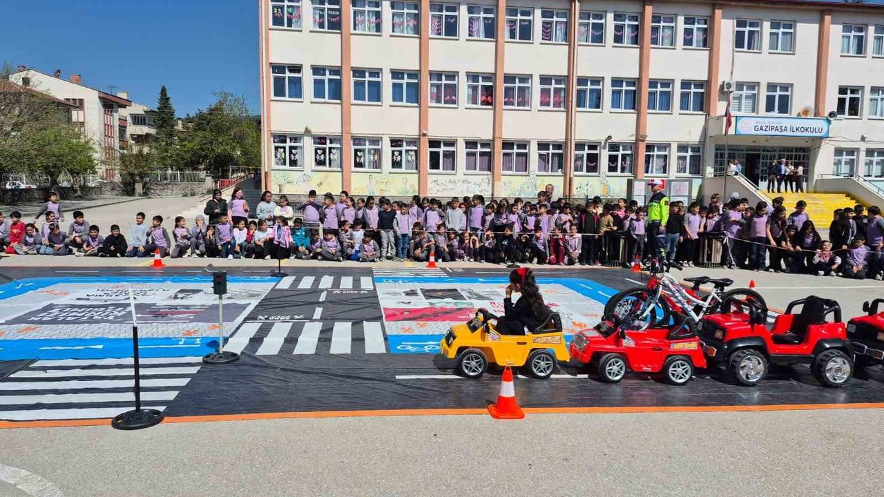 Beypazarı'nda Gazipaşa İlkokulu'nda Trafik Haftası kapsamında trafik eğitimi verildi