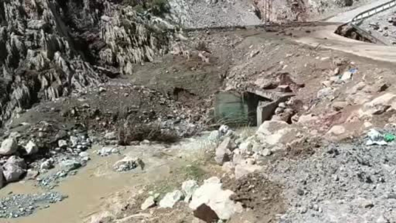 Beytüşşebap'ta sağanak sonrası dere yatakları ve yollar iş makineleriyle temizleniyor