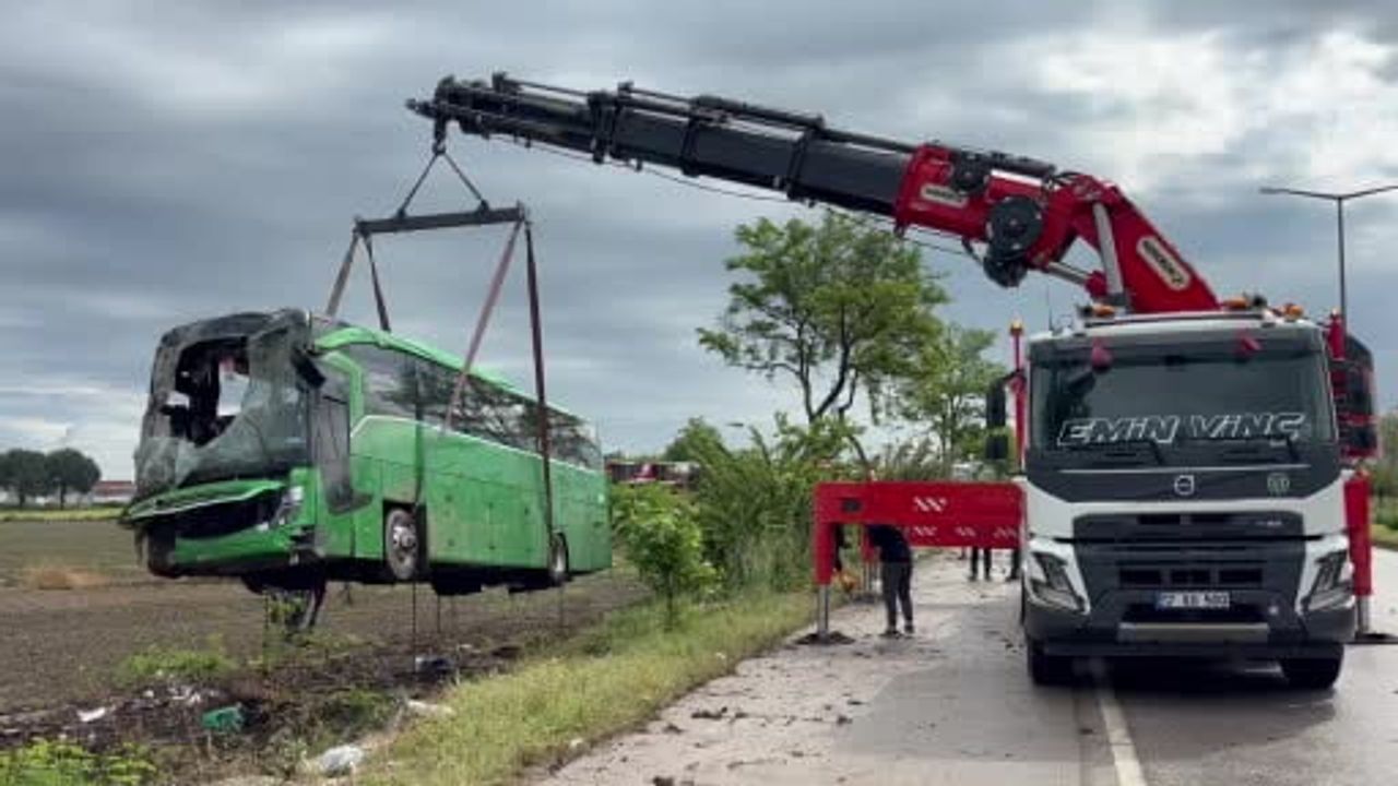 Biga'da Ankara-Çanakkale seferini yapan tur otobüsü tarlaya devrildi: 46 yaralı