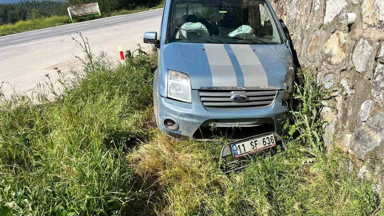 Bilecik'in Osmaneli ilçesinde otomobil istinat duvarına çarptı: 1 yaralı