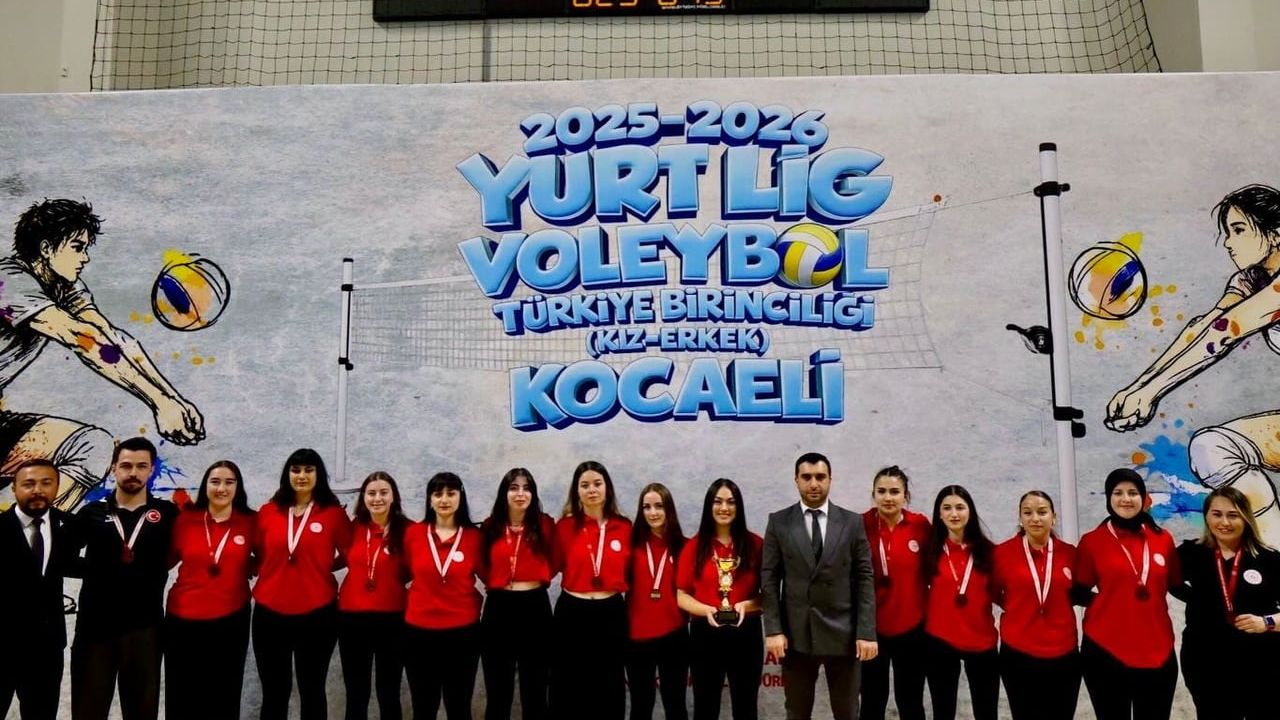 Bilecik kız voleybol takımı YURTLİG'te Türkiye üçüncüsü oldu