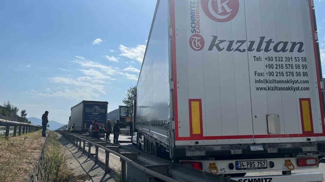Bilecik Osmaneli'de D-650'de iki tır çarpıştı: 1 yaralı