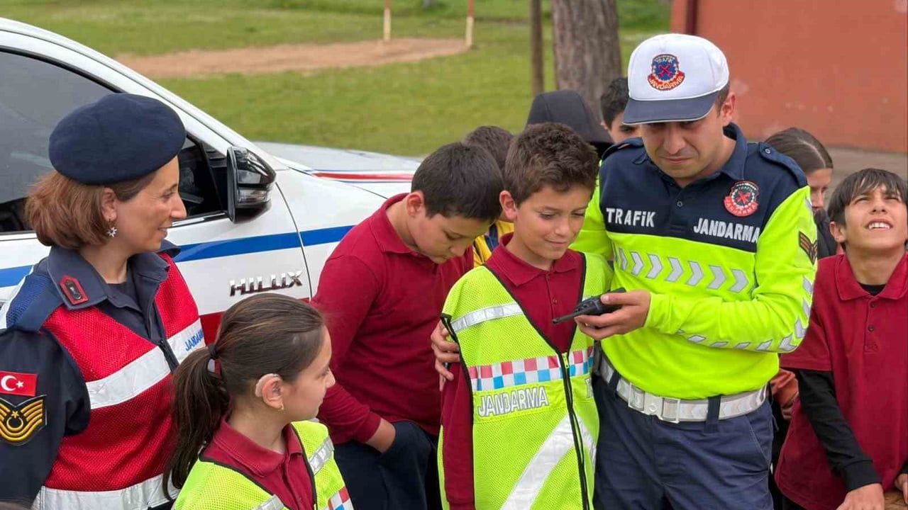 Bilecik Pazaryeri'nde jandarmadan öğrencilere trafik eğitimi