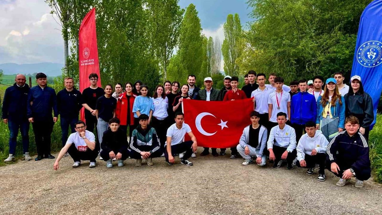 Bilecik Pazaryeri’nde Liseler Arası 2100 m Kros Yarışması tamamlandı