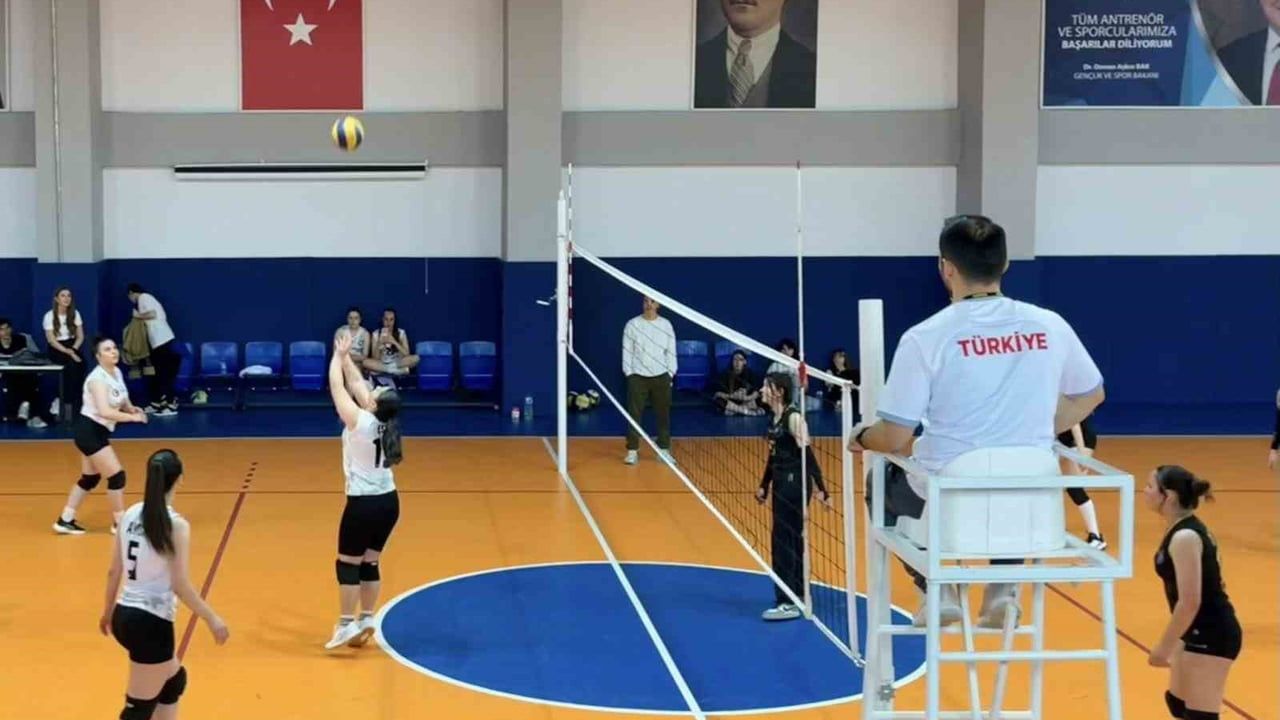 Bilecik Pazaryeri'nde Liseler Arası Voleybol Müsabakası Heyecanı