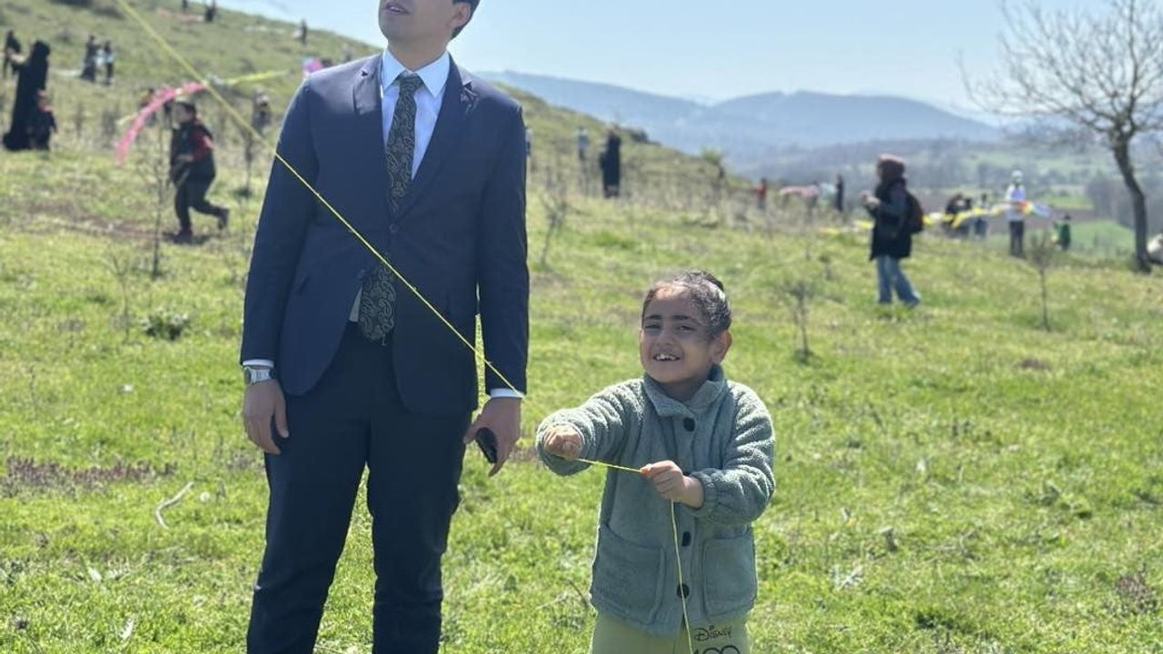 Bilecik Pazaryeri'nde Uçurtma Şenliği: Gökyüzü Renkli Görüntülere Sahne Oldu