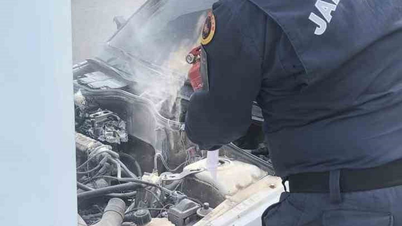 Bilecik Söğüt’te park halindeki araç alev aldı; jandarma müdahalesiyle söndürüldü