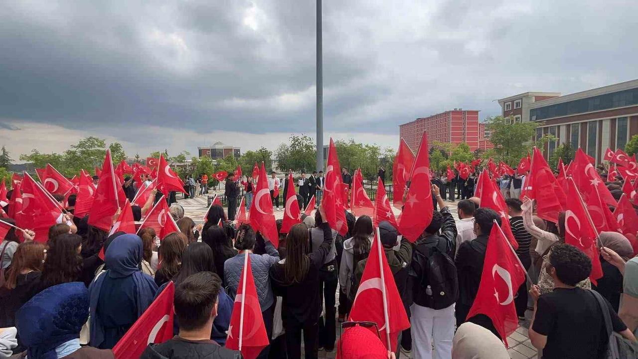 Bilecik'te 350 Kişilik Yürüyüş: ODTÜ'deki Bayrak Saldırısına Tepki