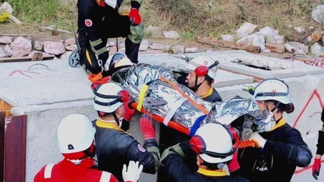 Bilecik'te ANDA ekipleri Kahramanmaraş merkezli 6,9 senaryolu deprem tatbikatı gerçekleştirdi