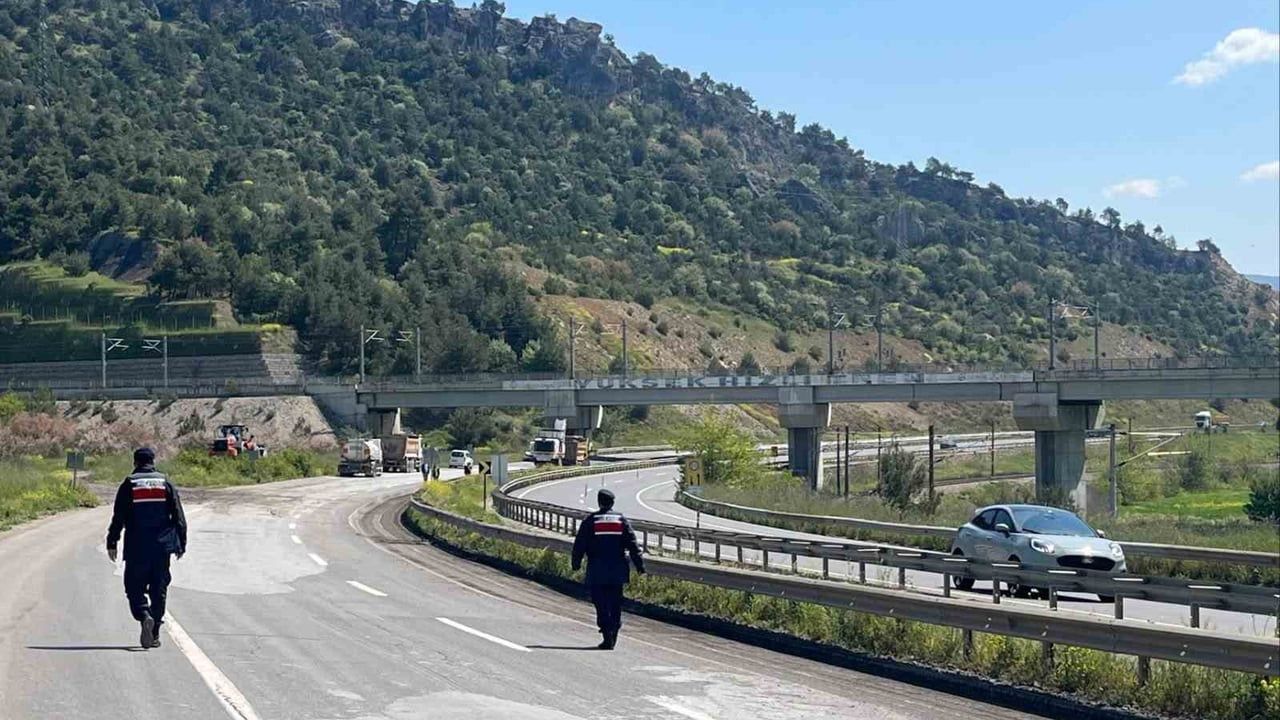 Bilecik'te D-650'de 1,5 kilometrelik asfalt çalışması başladı; trafik tek yön kontrollü