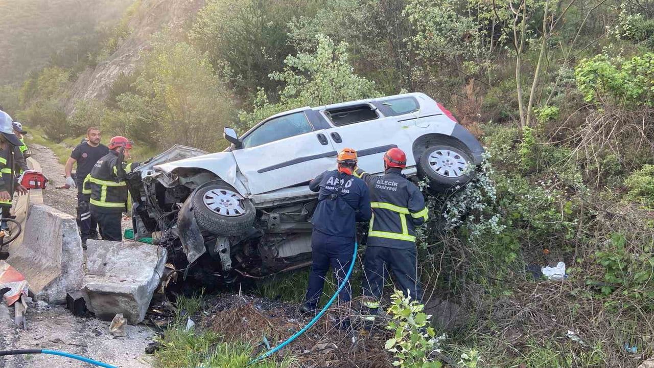 Bilecik’te D-650'de kamyonet şarampole uçtu, sürücü ekiplerce kurtarıldı