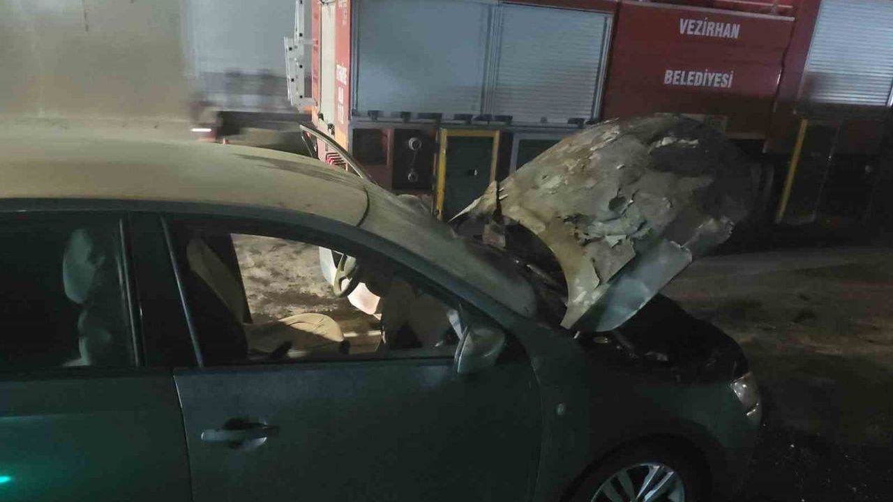 Bilecik'te D-650'de Seyir Halindeki Otomobil Motorundan Alev Aldı