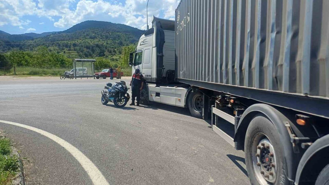 Bilecik'te D-650 karayolunda tır ile motosiklet çarpıştı: 1 yaralı