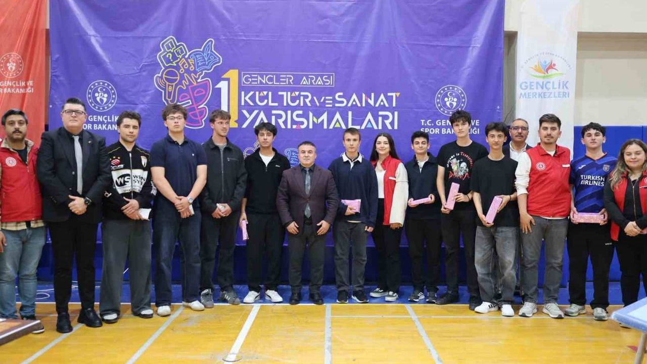 Bilecik'te gençler 11. Gençler Arası Kültür ve Sanat Yarışmaları'nda bilgi yarışmasında yarıştı
