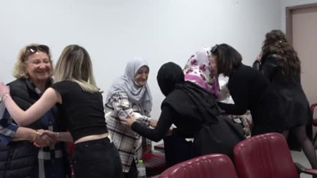 Bilecik'te güzellik merkezi sahibinden huzurevi sakinlerine Anneler Günü ziyareti
