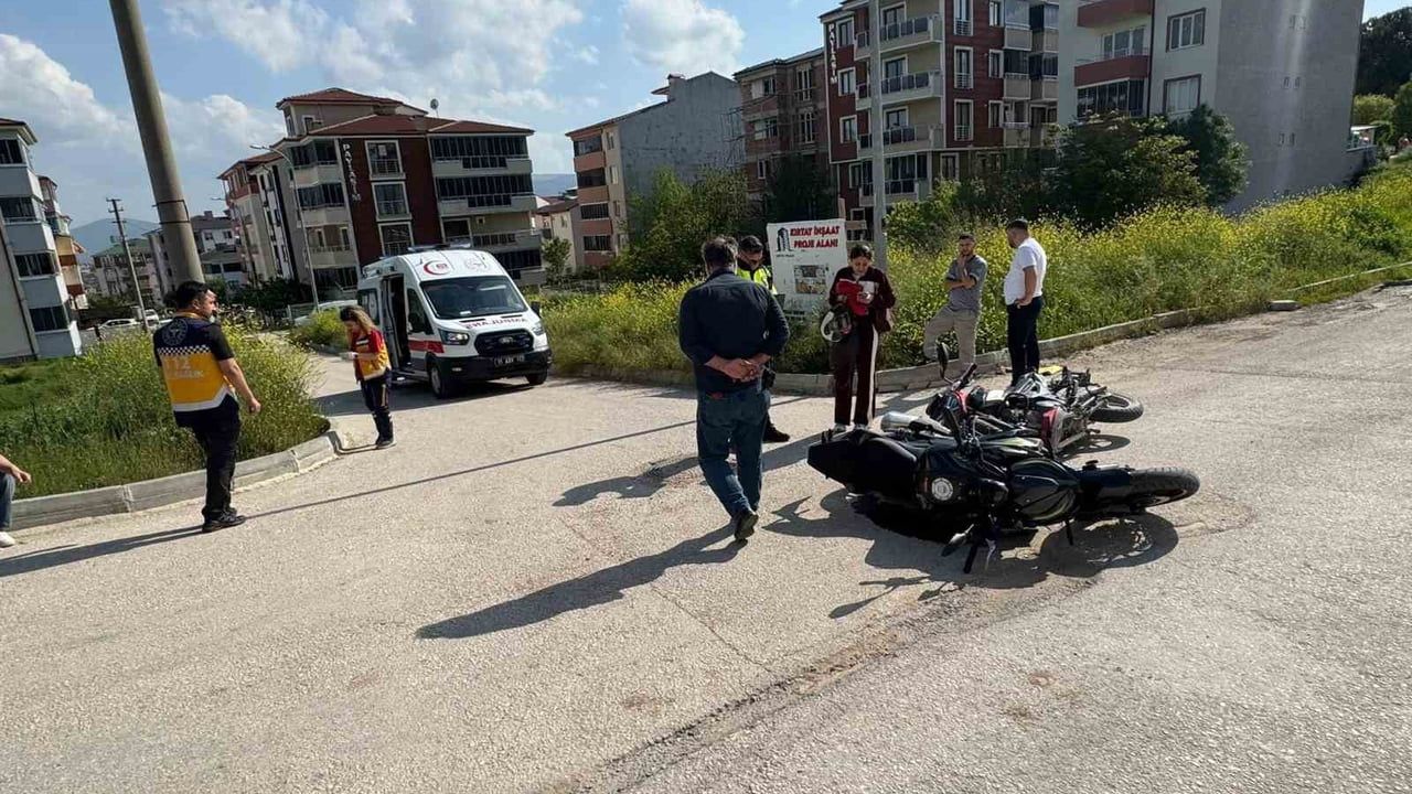 Bilecik'te iki motosiklet kavşakta çarpıştı: 2 kişi yaralandı