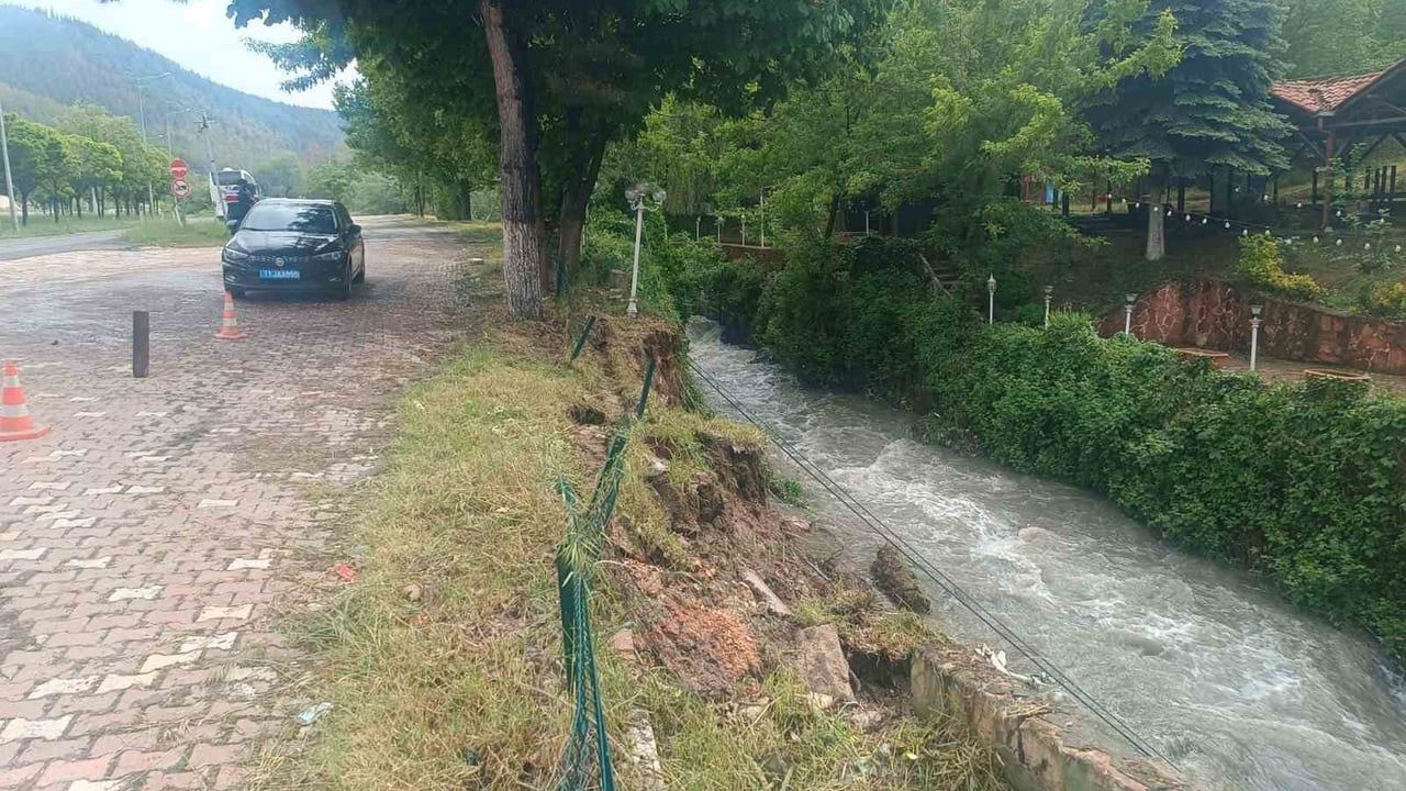 Bilecik’te işletmede istinat duvarı çöktü, toprak kayması oluştu