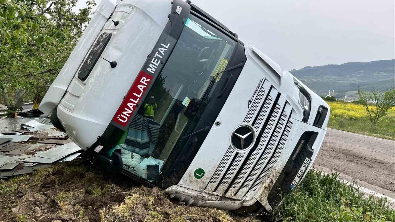 Bilecik’te kontrolden çıkan tır Beşevler Mahallesi'nde devrildi; sürücü yaralanmadı