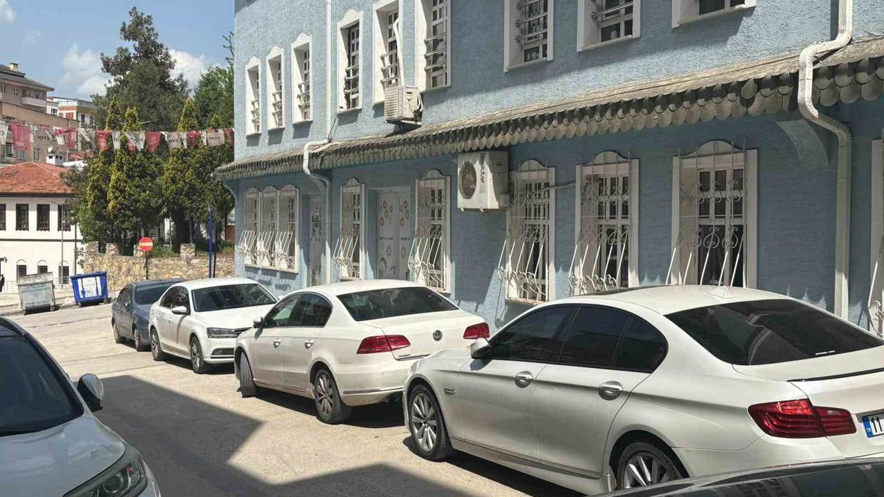 Bilecik'te Sabribey Sokak'ta Yan Yana Park Sorunu: Atatürk İlkokulu Altı Çevresinde Geçiş Güçlüğü