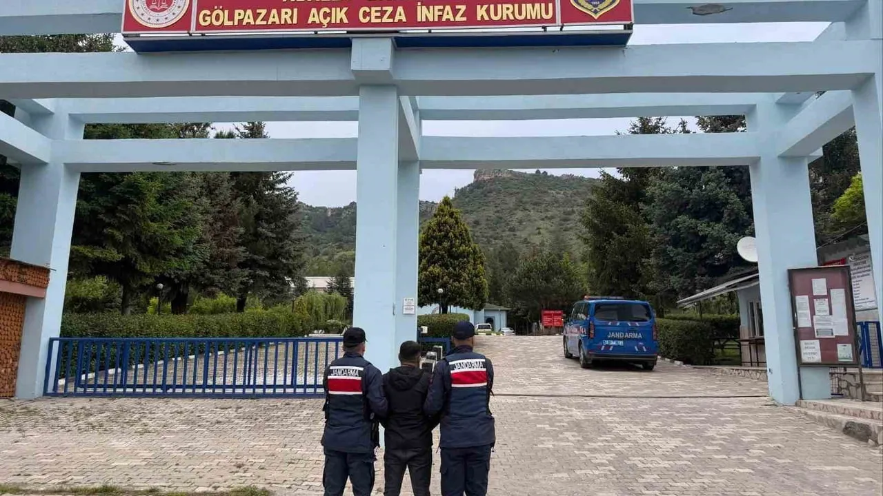 Bilecik’te uyuşturucu suçundan aranan N.Ö., Yenişehir Yolu'ndaki bayram kontrolünde yakalandı