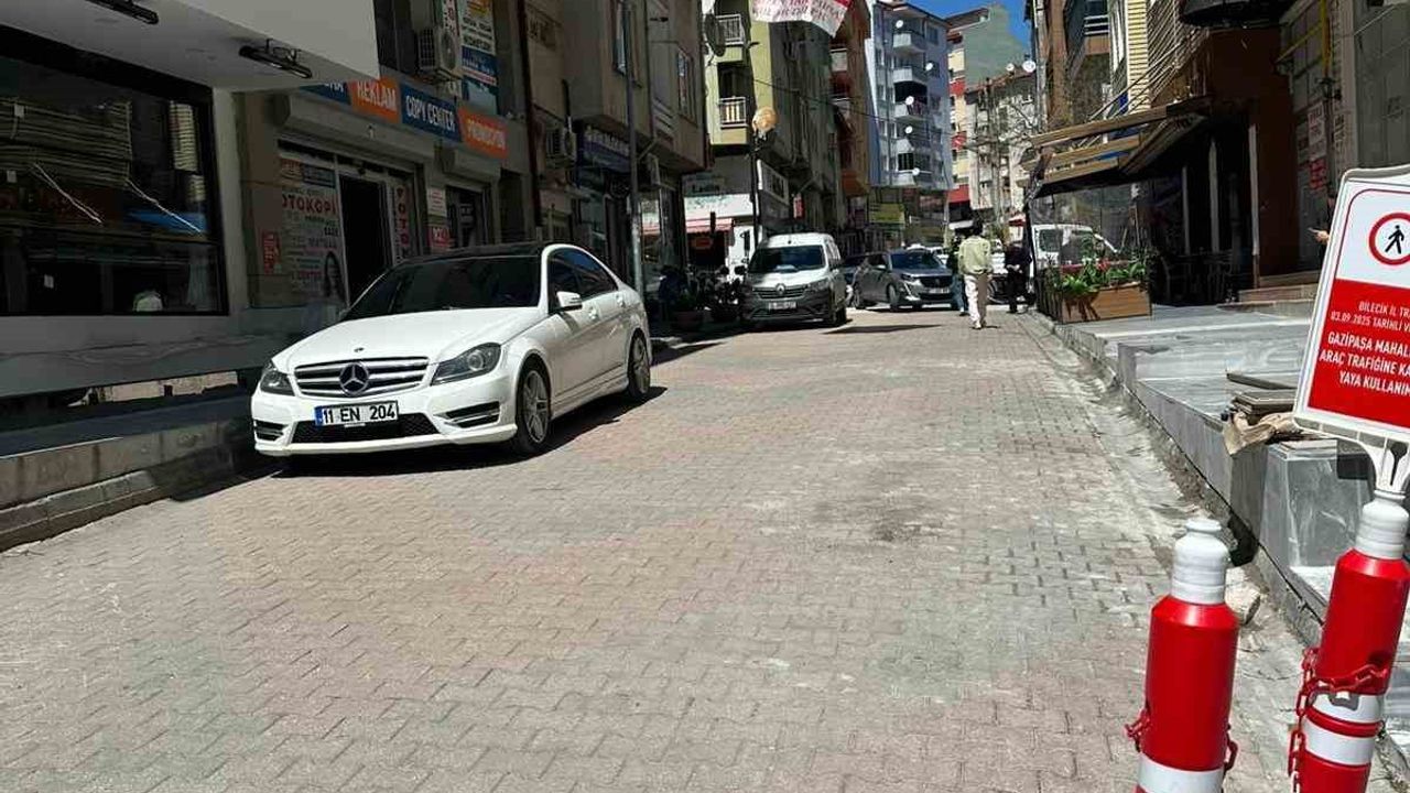 Bilecik'te yayalaştırılan Yahyabey Sokakta park sorunları sürüyor