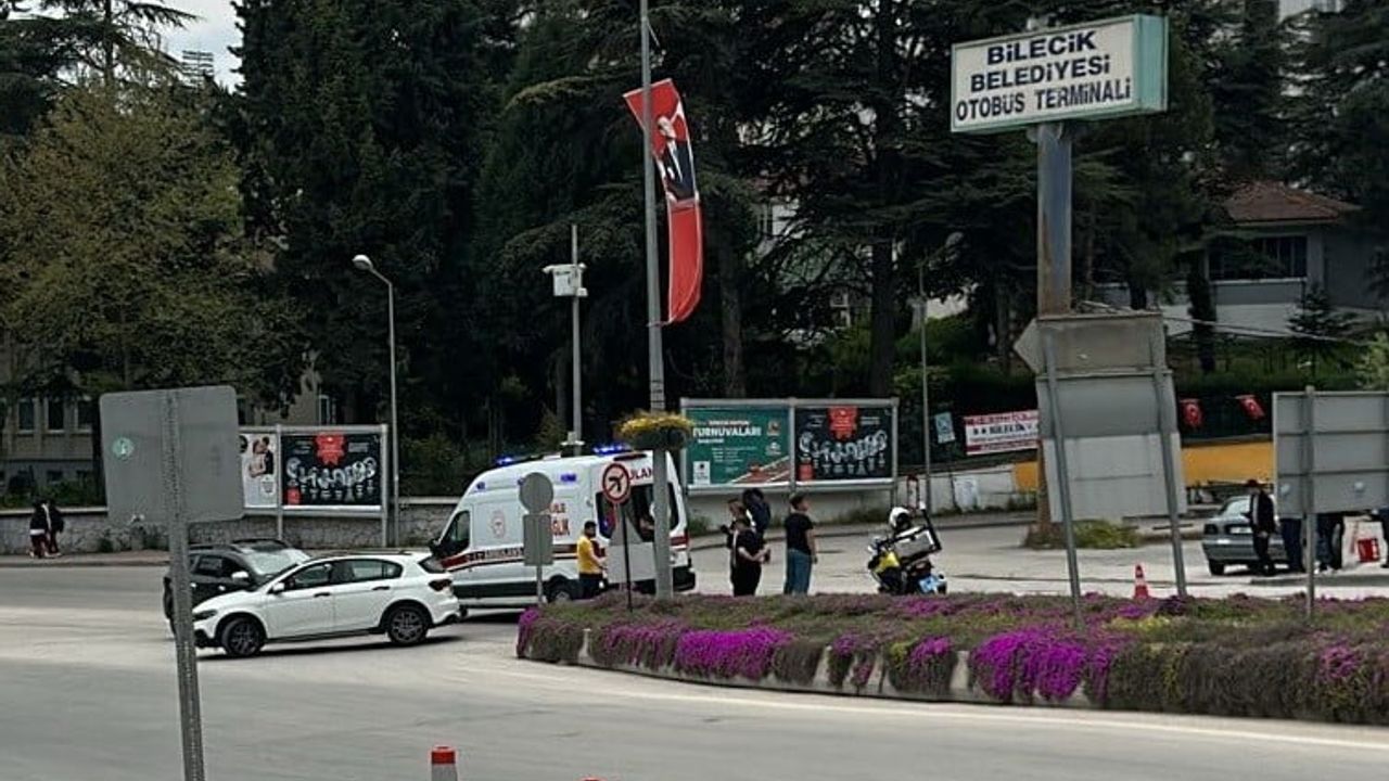 Bilecik'te yola fırlayan yayadan kaçınan motosiklet sürücüsü kaza yaptı; hastaneye kaldırıldı