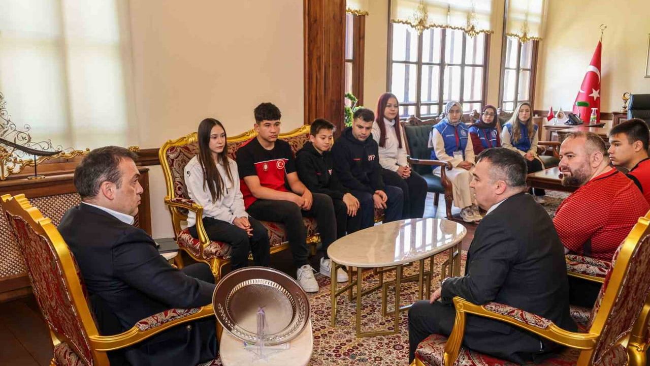 Bilecik Valisi Faik Oktay Sözer, Gençlik Haftası'nda Başarılı Sporcularla Buluştu