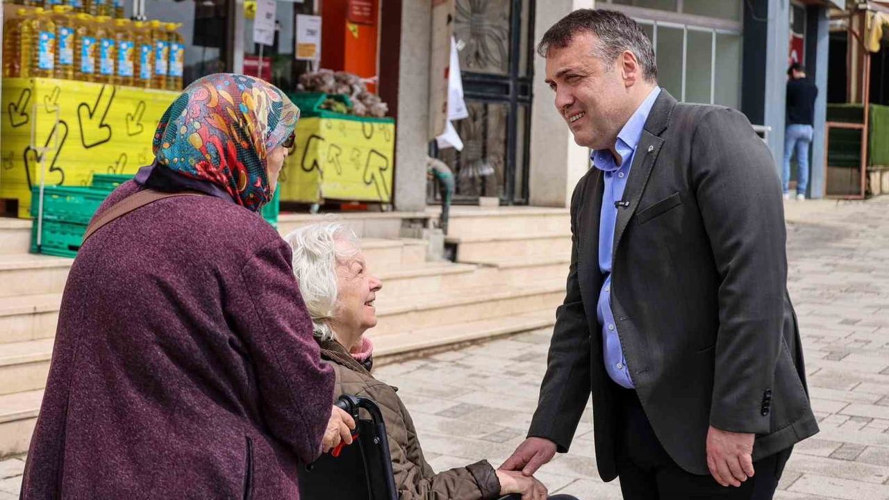 Bilecik Valisi Faik Oktay Sözer sabah mesaisine çarşı turuyla başladı