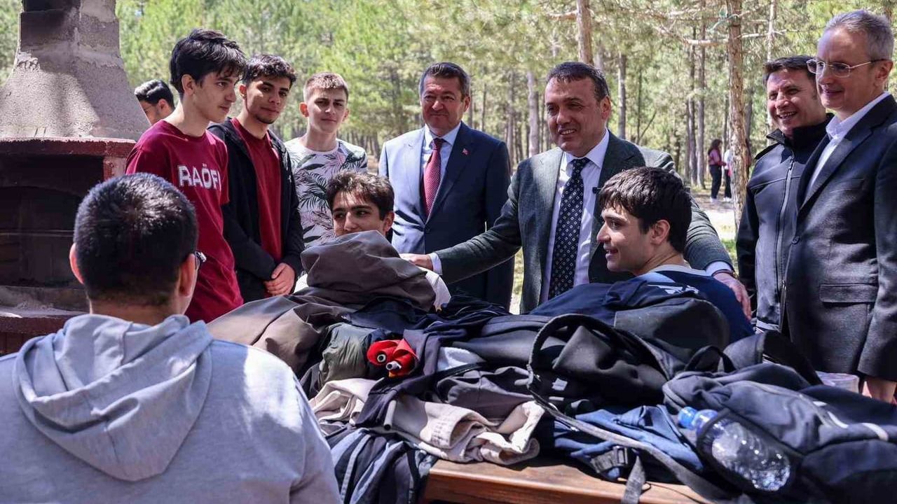 Bilecik Valisi Faik Oktay Sözer, YKS Öncesi Refik Arslan Öztürk Fen Lisesi Öğrencileriyle Gölpark’ta Buluştu