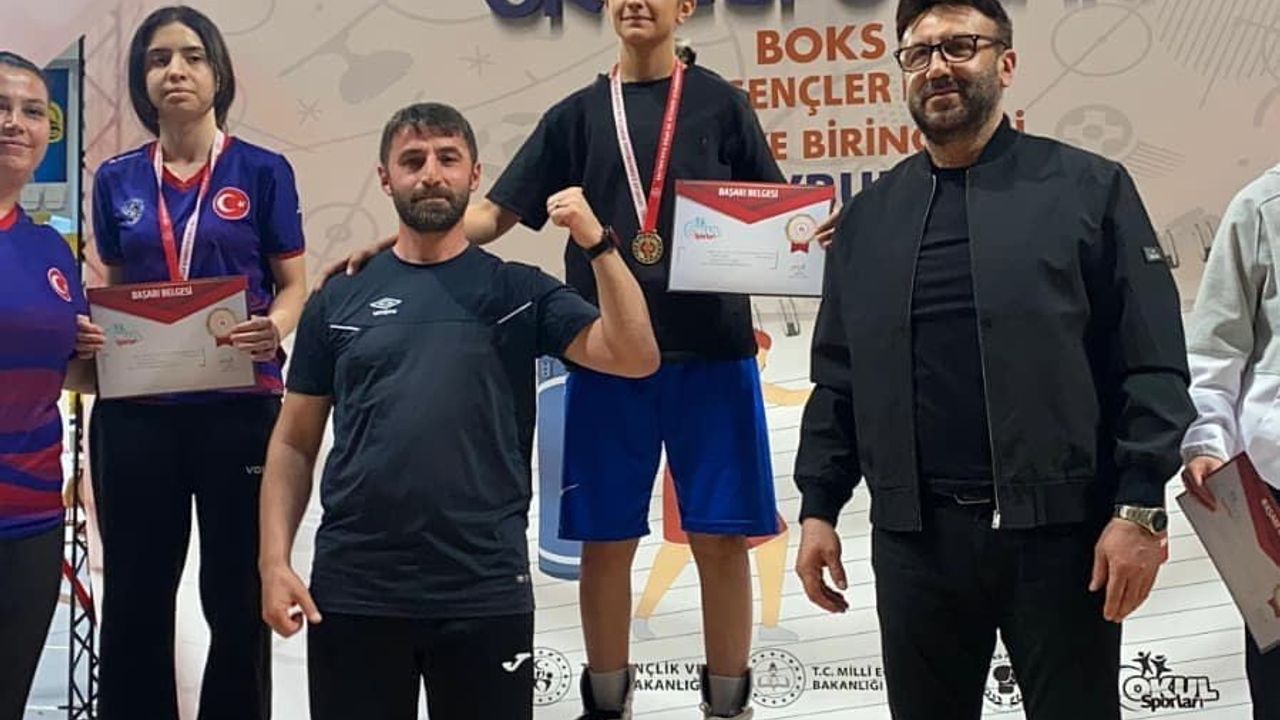 Bilecikli boksör Yaprak Altundal Türkiye Gençler B Şampiyonasında birinci oldu