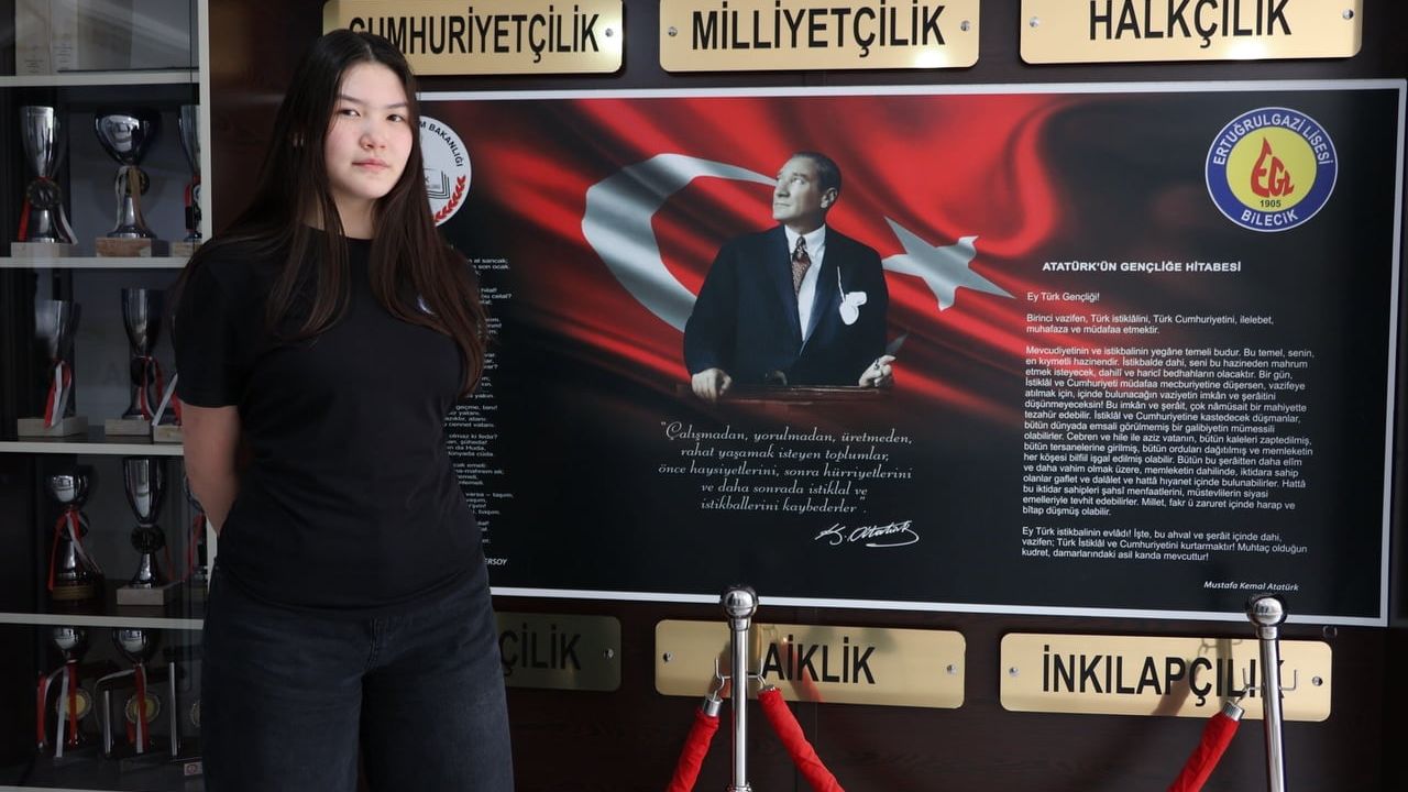 Bilecikli Öğrenci Zeynep Halmatov, Mevlid-i Nebi Temalı Deneme Yarışmasında Türkiye Birincisi