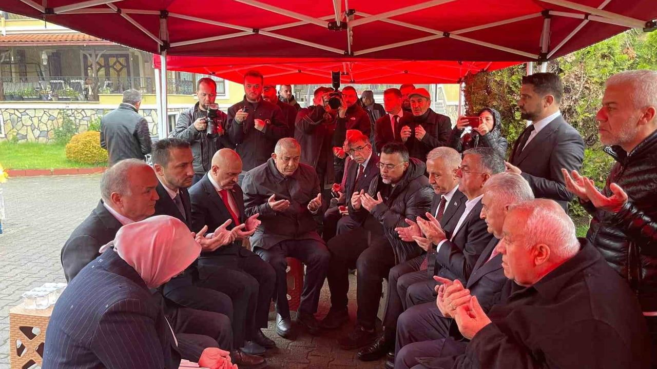 Binali Yıldırım, Kuzey Marmara Otoyolu kazasında ölen Bayram Durmazoğlu’nun ailesine taziye ziyaretinde bulundu