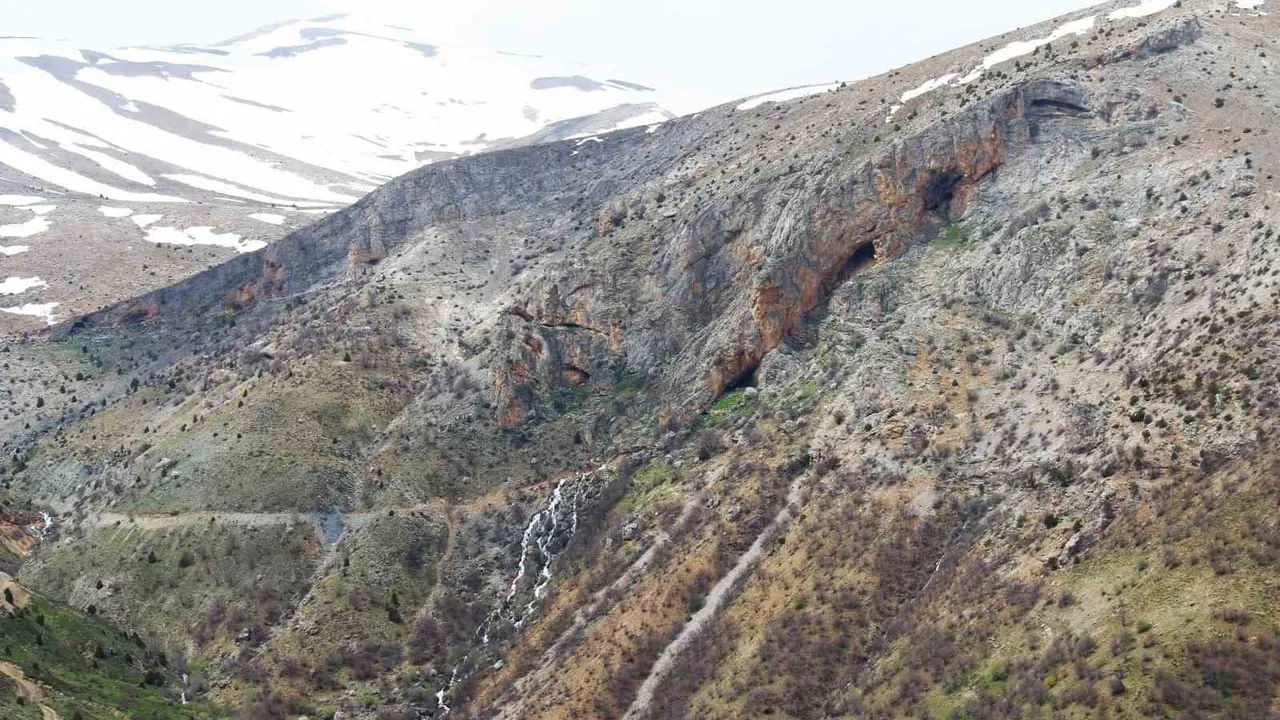 Binboğa Dağı'nda Eriyen Kar Suları Yaklaşık 200 Metrelik Şelale Oluşturdu