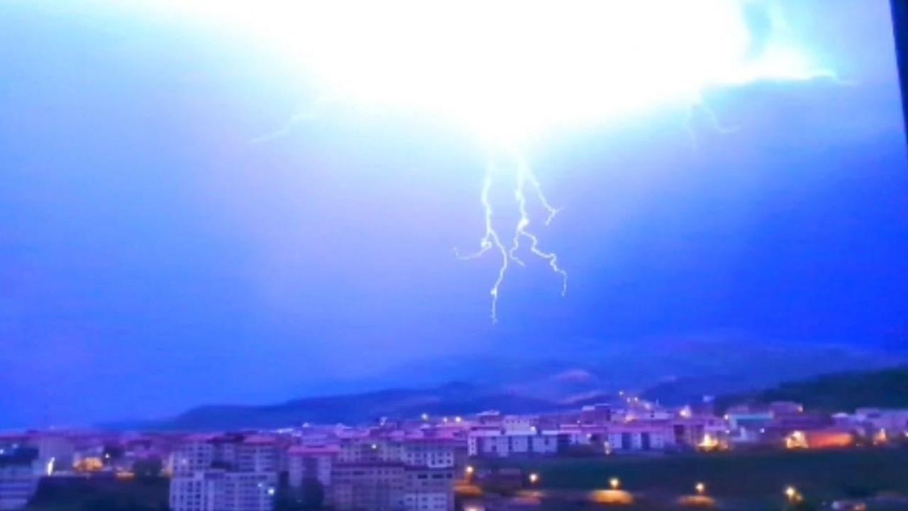 Bingöl'de gece boyunca şimşek ve yıldırımlar kameraya yansıdı