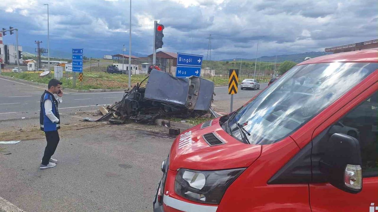 Bingöl'de hayvan yüklü kamyon kırmızı ışıkta geçerek iki otomobile çarptı: 1’i ağır 2 yaralı